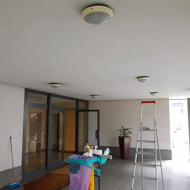 Carrello delle pulizie nell'ingresso di un palazzo